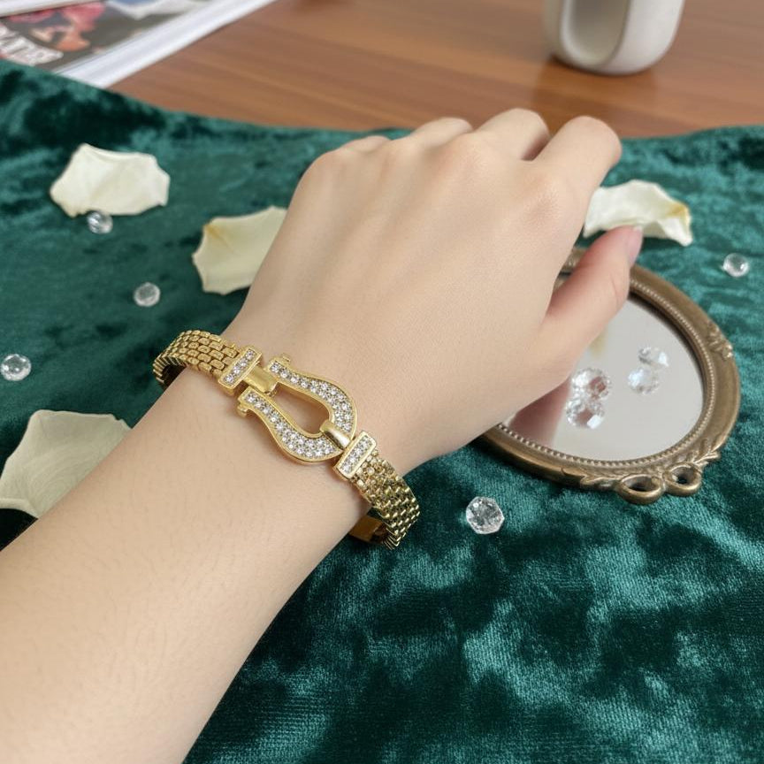 Luxe Horseshoe Buckle Gold Bangle