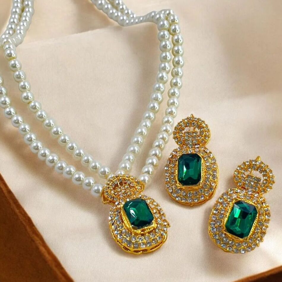 Emerald Royalty Pearl Necklace Set