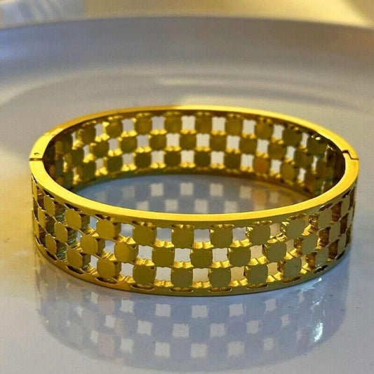 Broad classic cuff