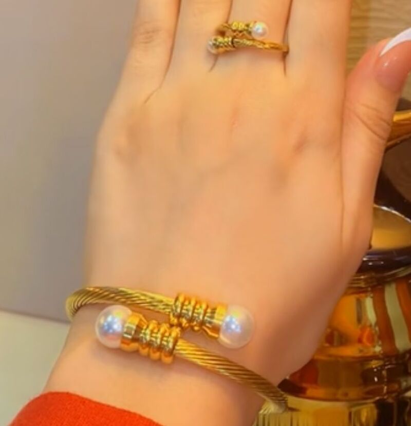 Pearl cuff set
