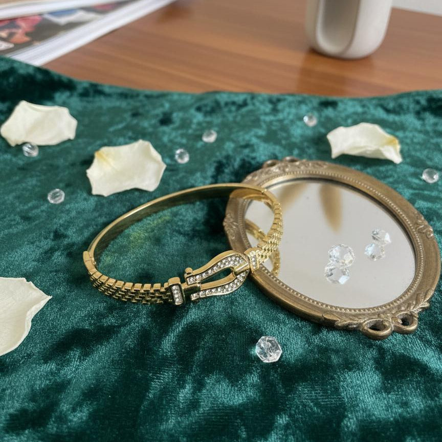 Luxe Horseshoe Buckle Gold Bangle