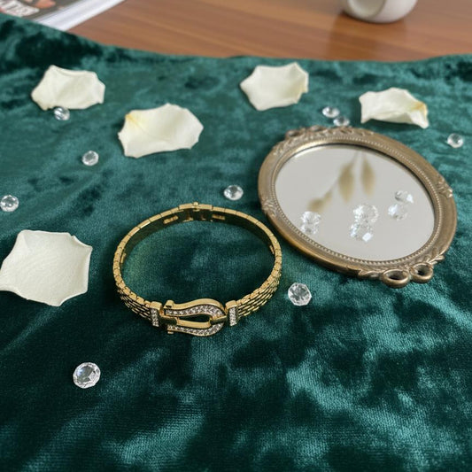 Luxe Horseshoe Buckle Gold Bangle